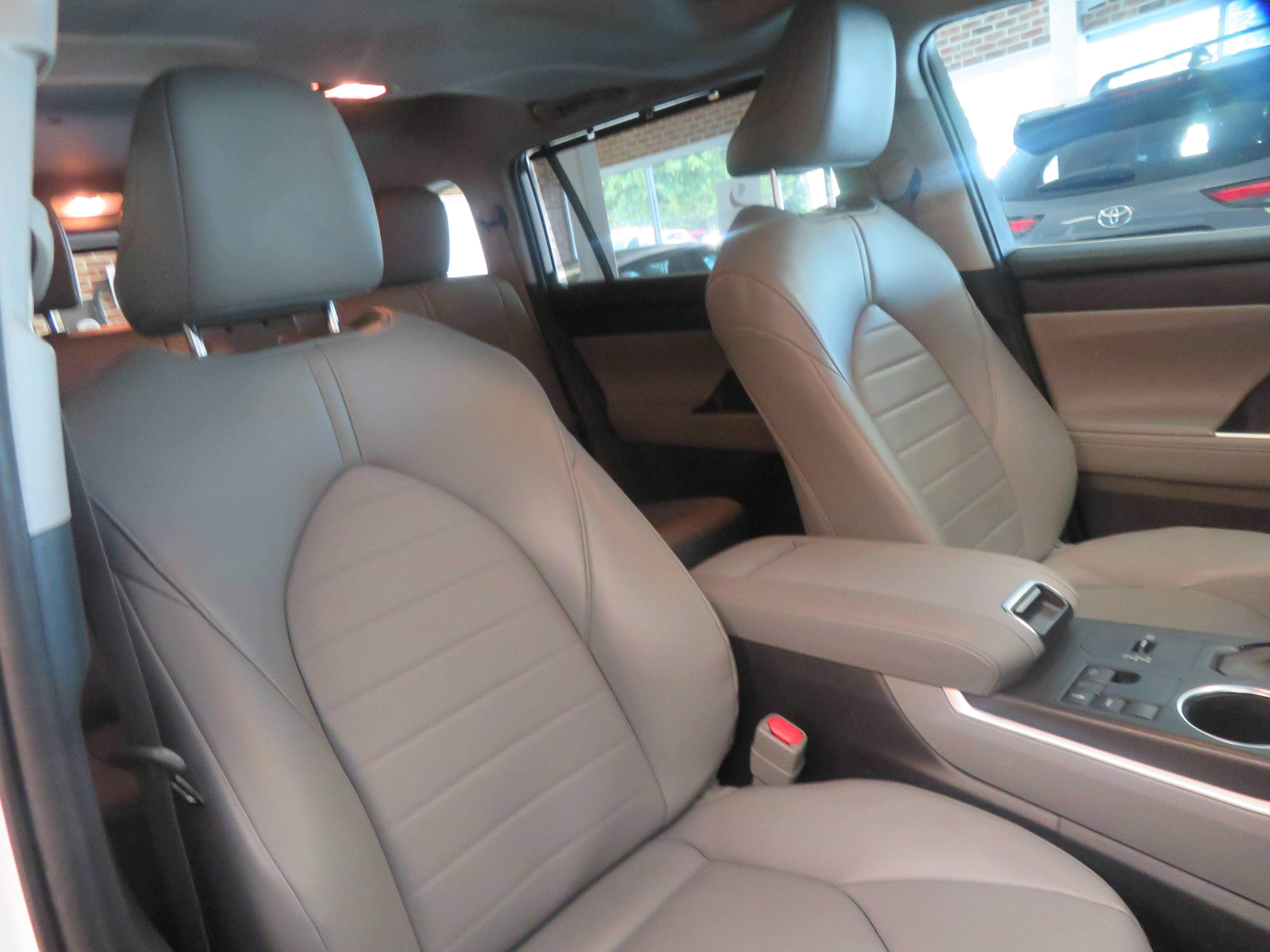 Used 2023 Toyota Highlander XLE FWD image 32