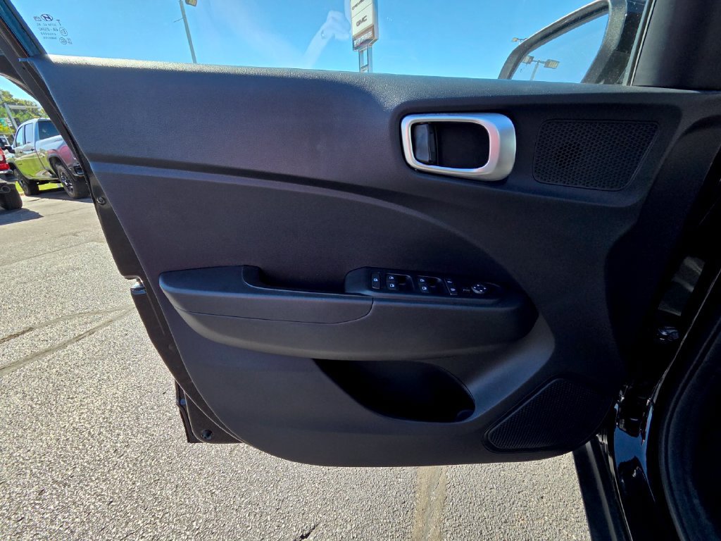 Used 2023 Hyundai Venue SEL FWD image 12