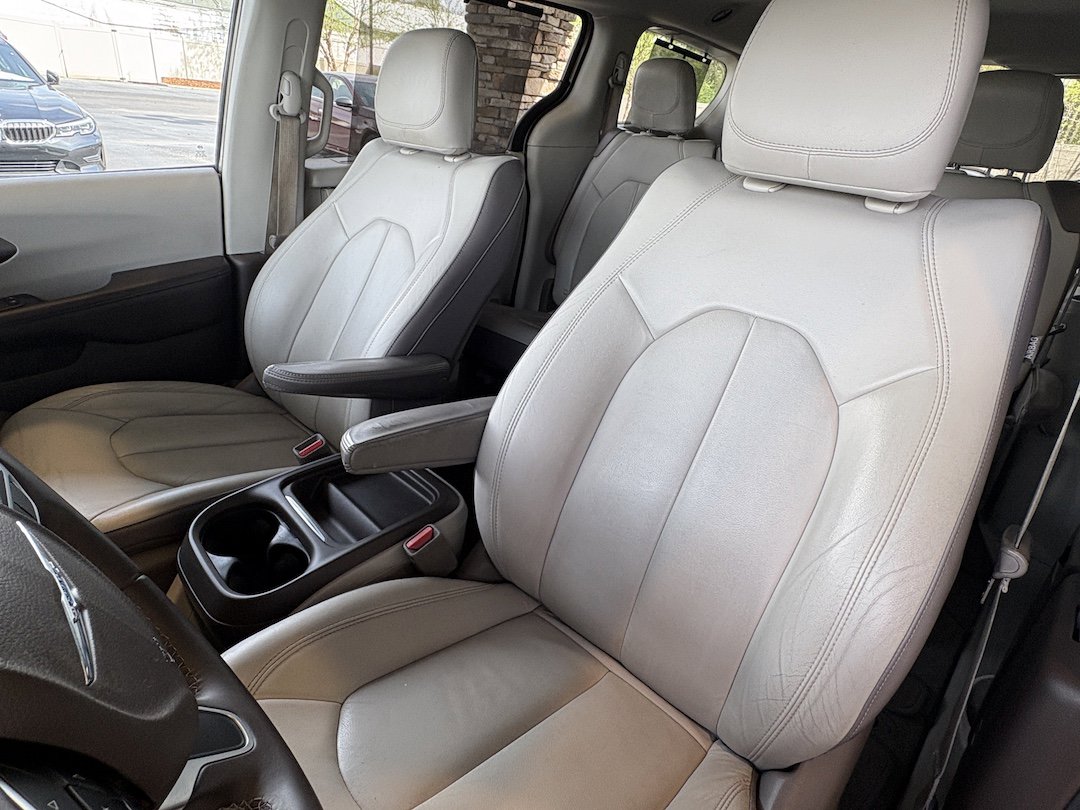 Used 2017 Chrysler Pacifica Touring-L w/ Tire & Wheel Group FWD image 23
