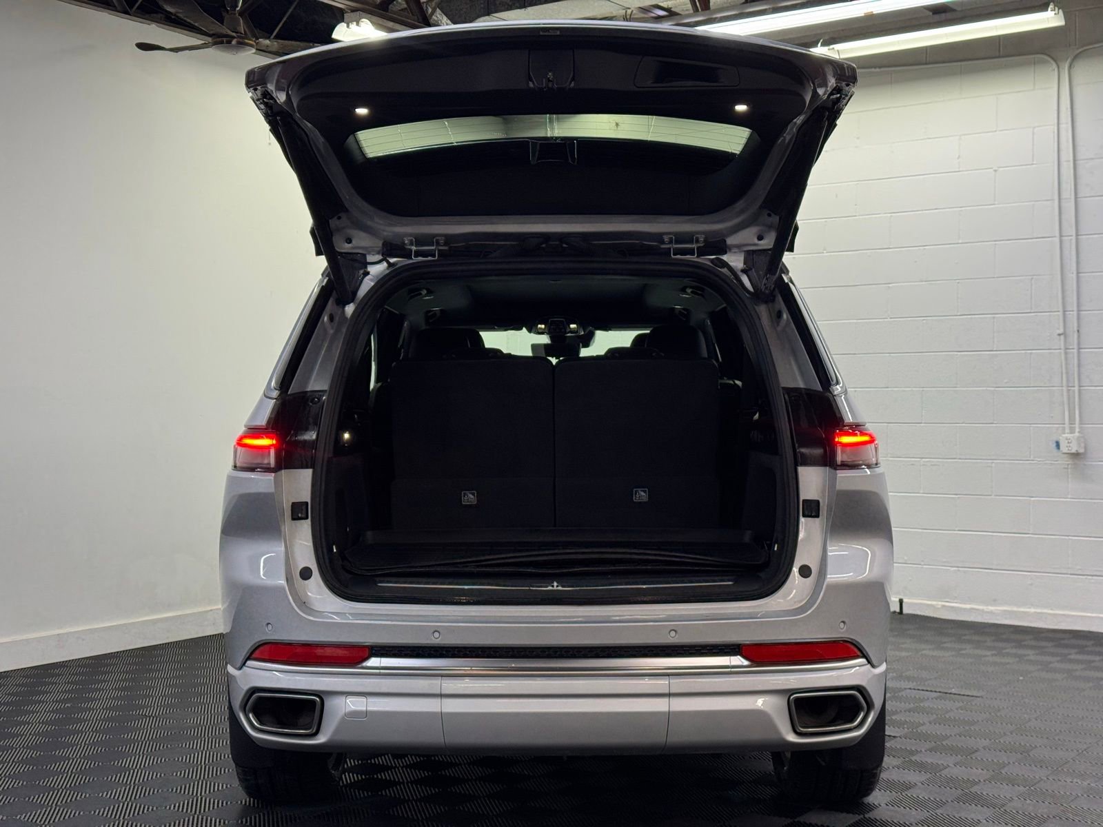 Used 2023 Jeep Grand Cherokee L Summit w/ Advanced Protech Group IV image 38