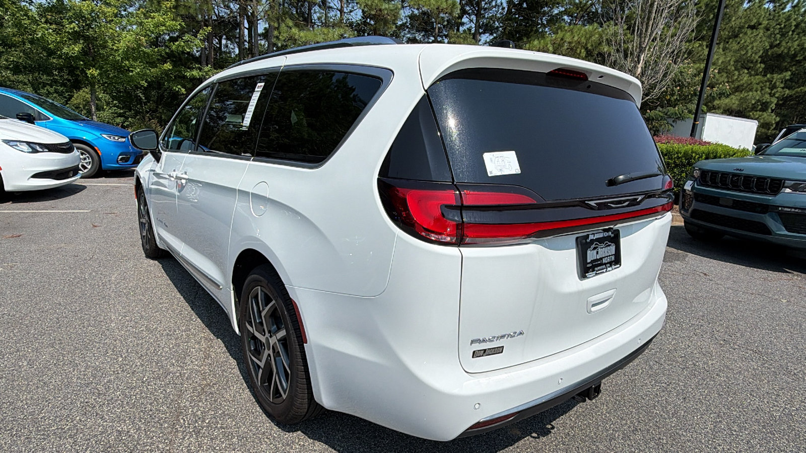 New 2027 Chrysler Pacifica Pinnacle FWD image 10