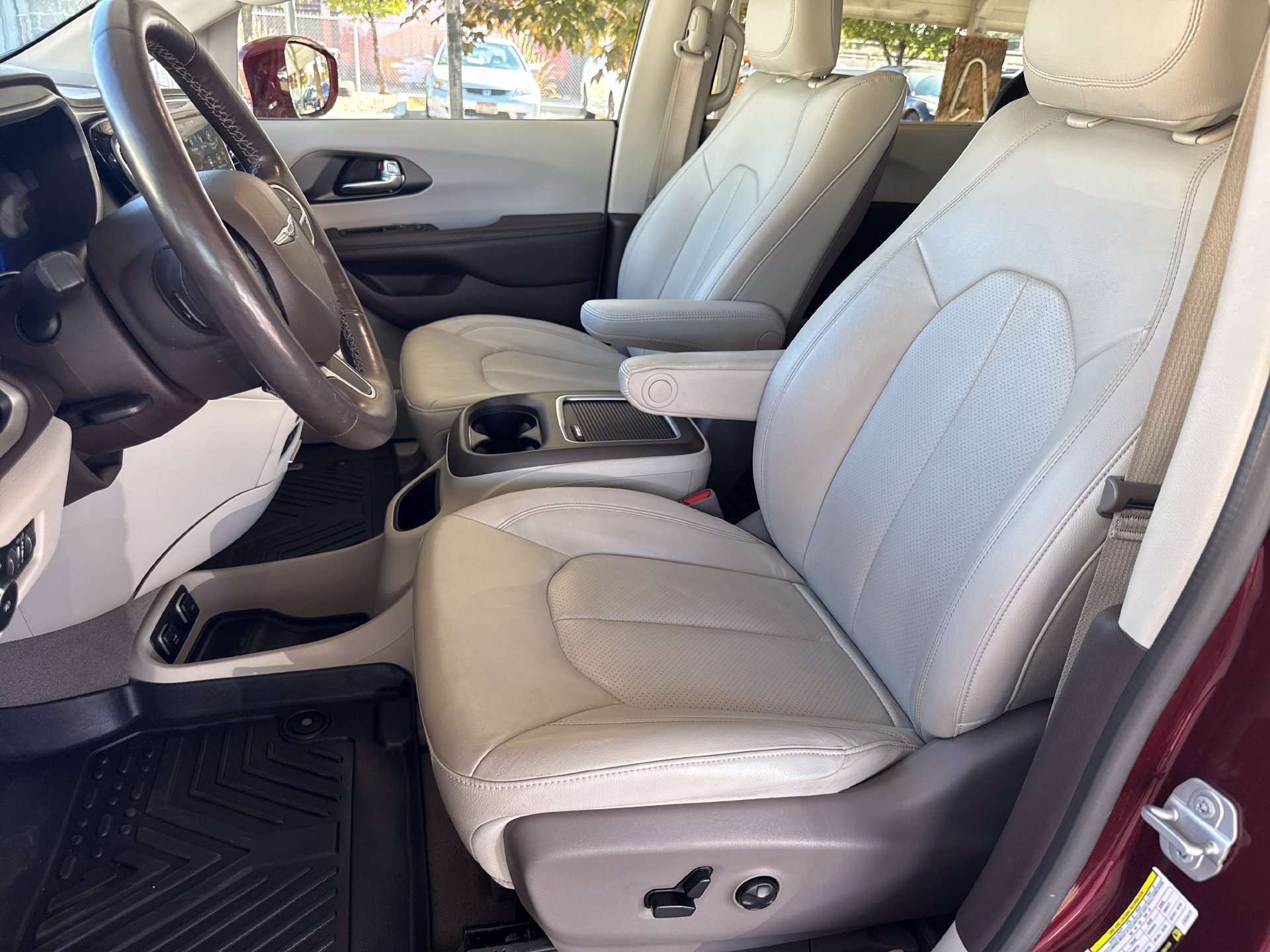 Used 2020 Chrysler Pacifica Touring-L Plus w/ Tire & Wheel Group FWD image 13