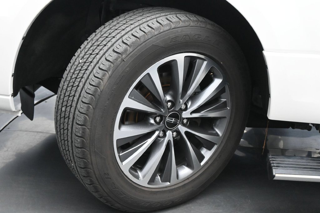 Used 2017 Lincoln Navigator Select RWD image 20