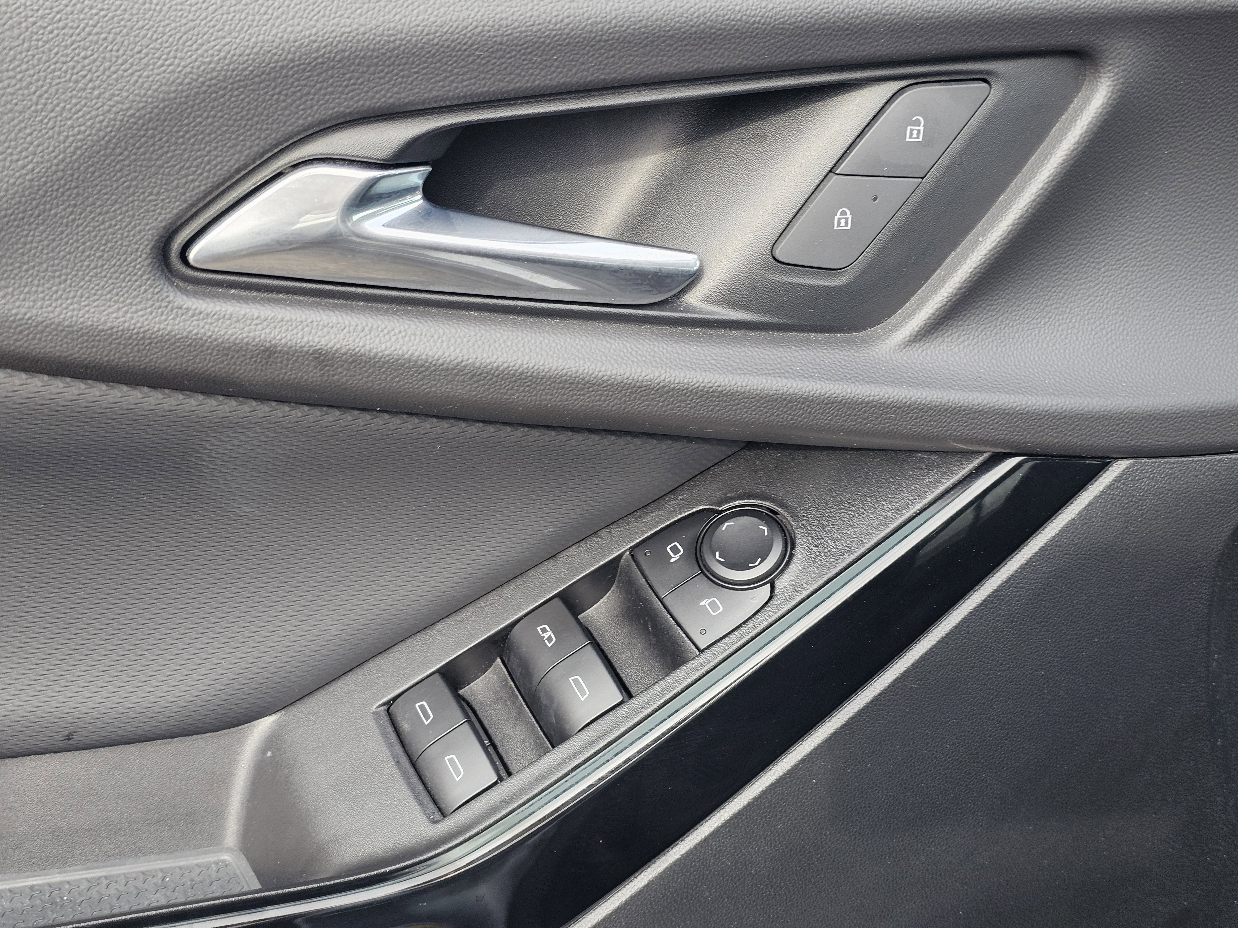 Used 2025 Chevrolet Equinox LT image 15