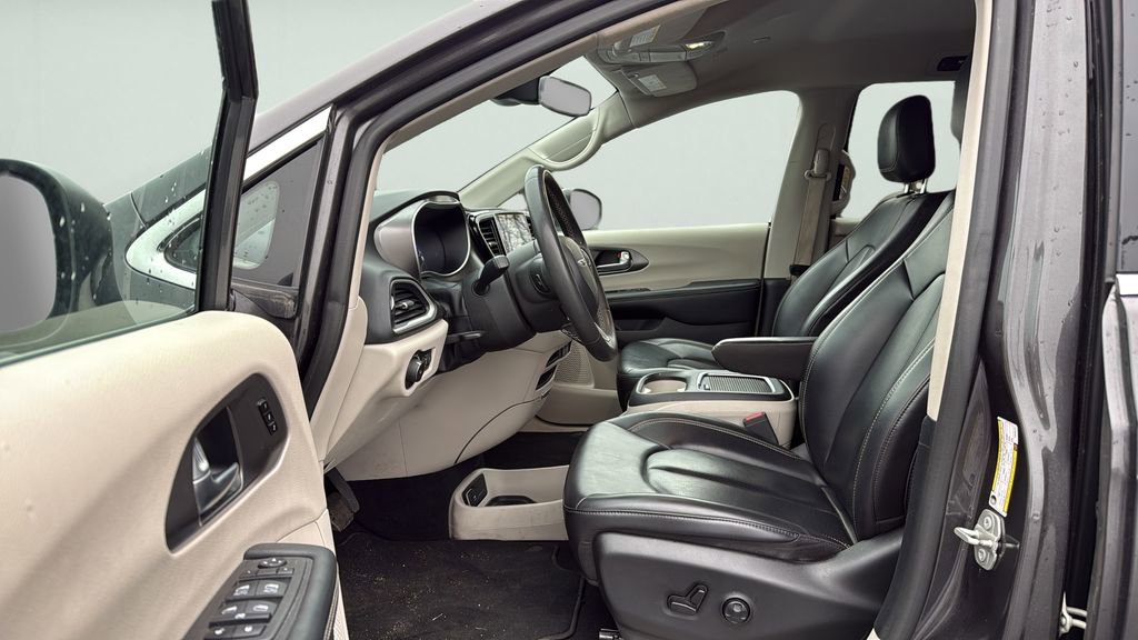 Used 2023 Chrysler Pacifica Touring-L FWD image 22
