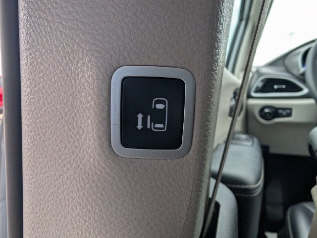 Used 2024 Chrysler Pacifica Touring-L FWD image 19