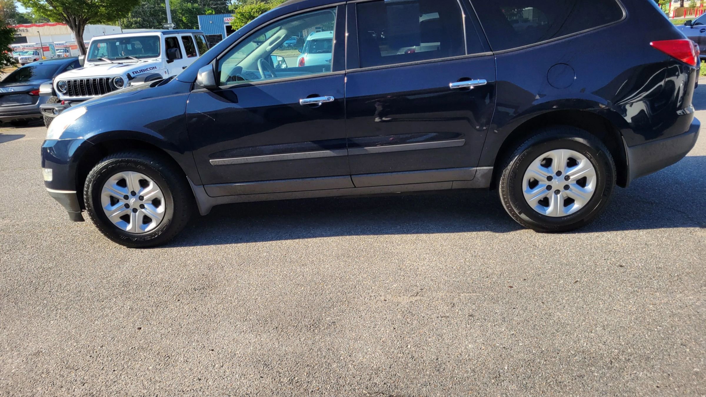 Used 2012 Chevrolet Traverse LS FWD image 2