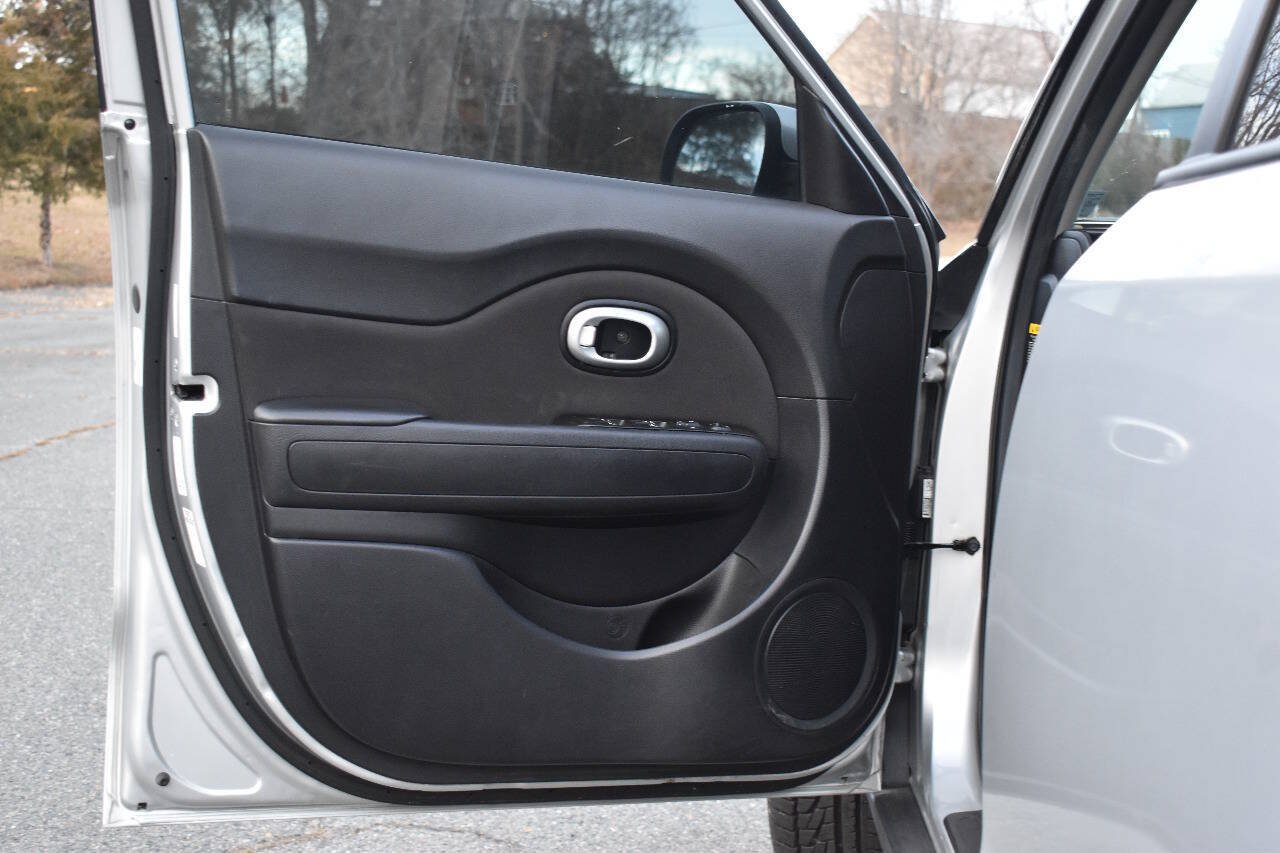Used 2018 Kia Soul + FWD image 8