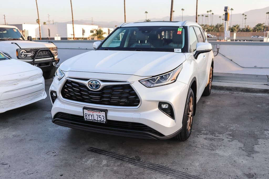 Used 2022 Toyota Highlander Bronze Edition AWD/4WD image 4