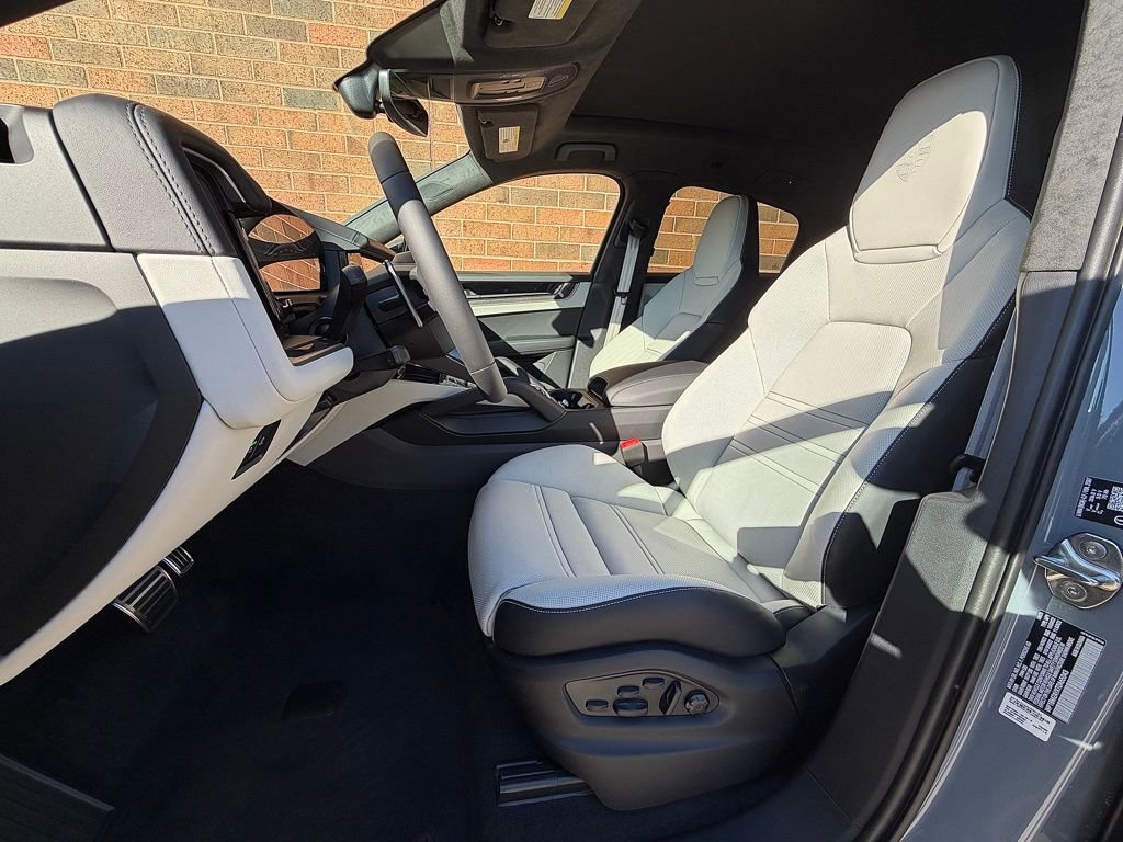 New 2026 Porsche Cayenne Turbo AWD/4WD image 5