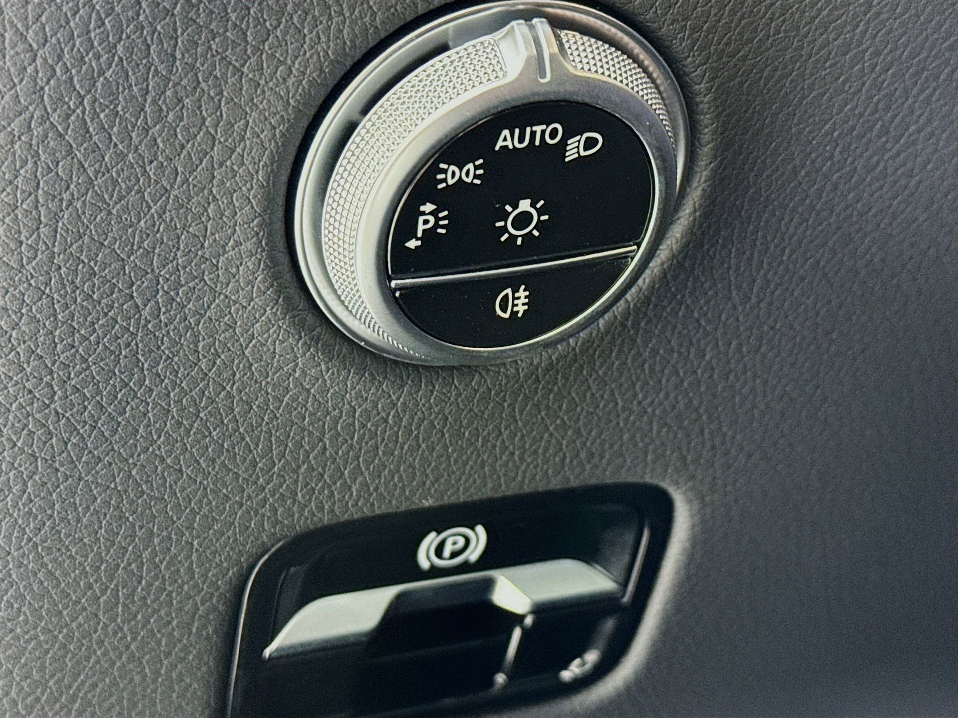 Used 2025 Mercedes-Benz GLC 300 image 11