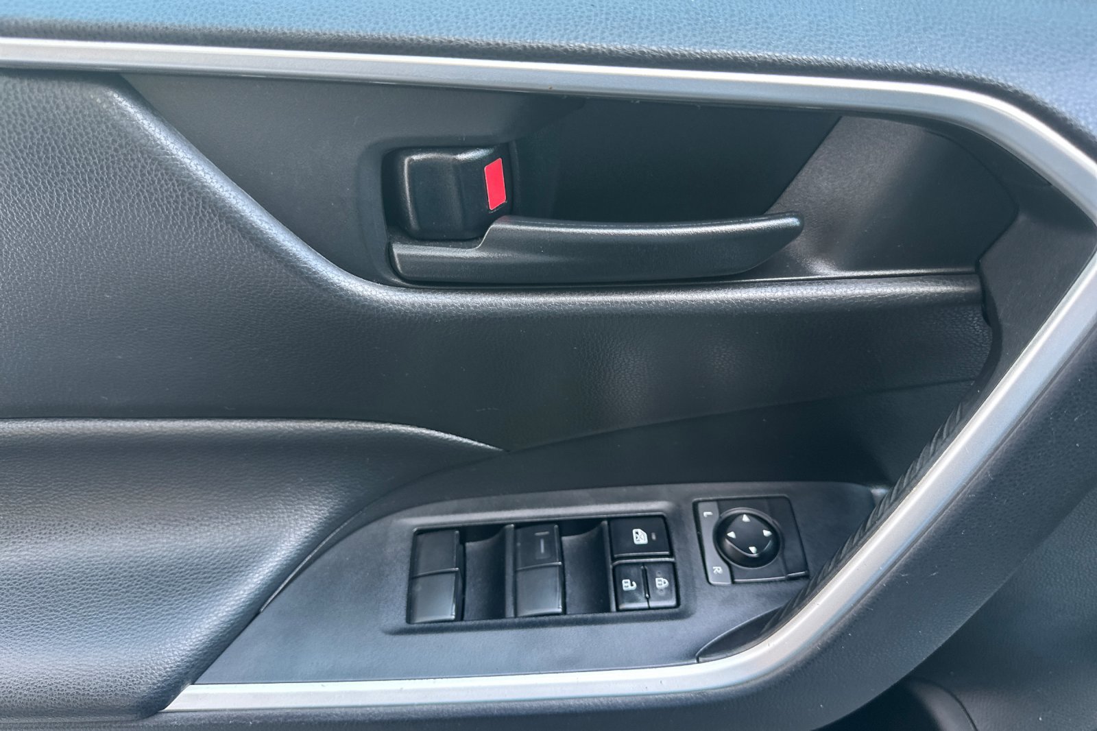 Used 2022 Toyota RAV4 LE image 11