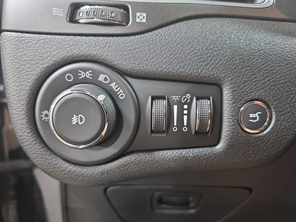 Used 2019 Jeep Cherokee Trailhawk AWD/4WD image 26