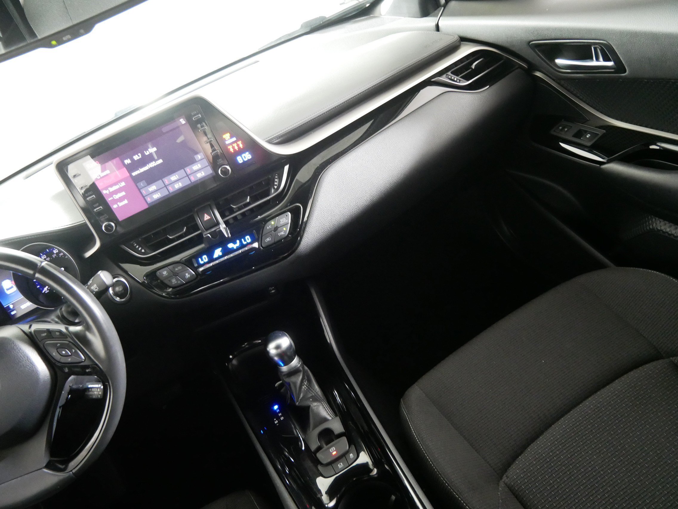 Used 2019 Toyota C-HR XLE FWD image 11