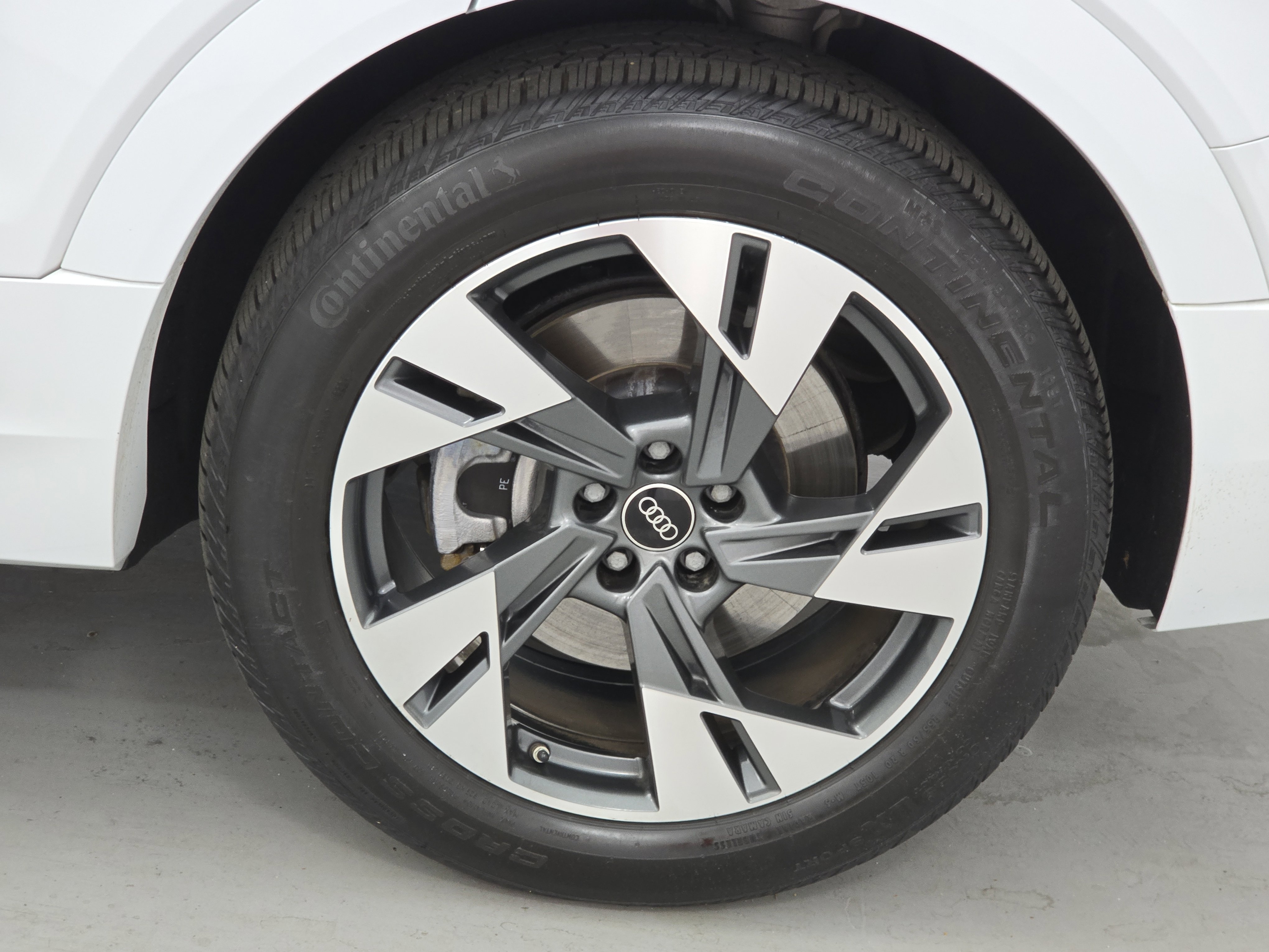 Used 2023 Audi e-tron Premium Plus w/ Premium Plus Package image 34