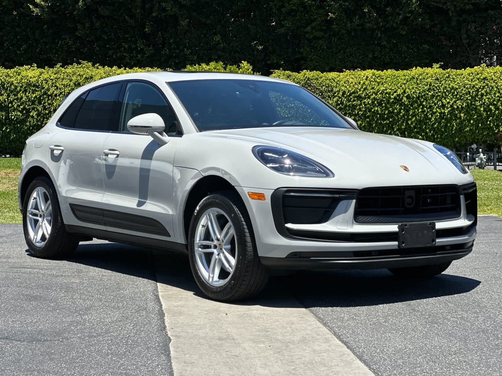 Certified 2025 Porsche Macan AWD/4WD image 10