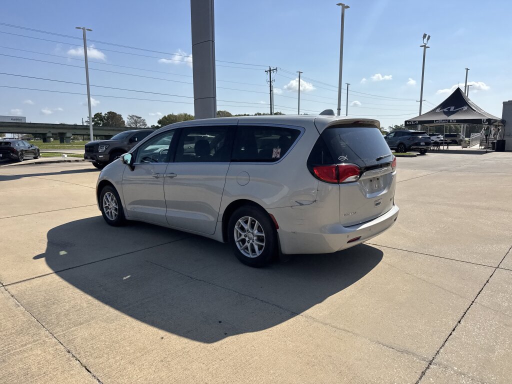 Used 2017 Chrysler Pacifica Touring image 25