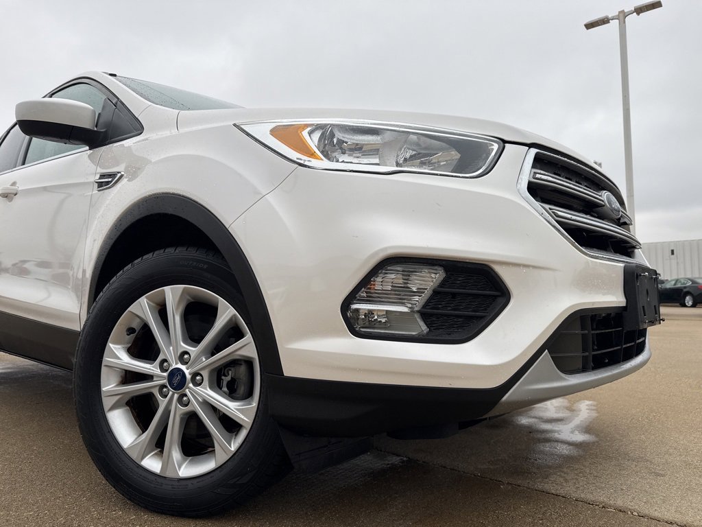 Used 2017 Ford Escape SE image 3