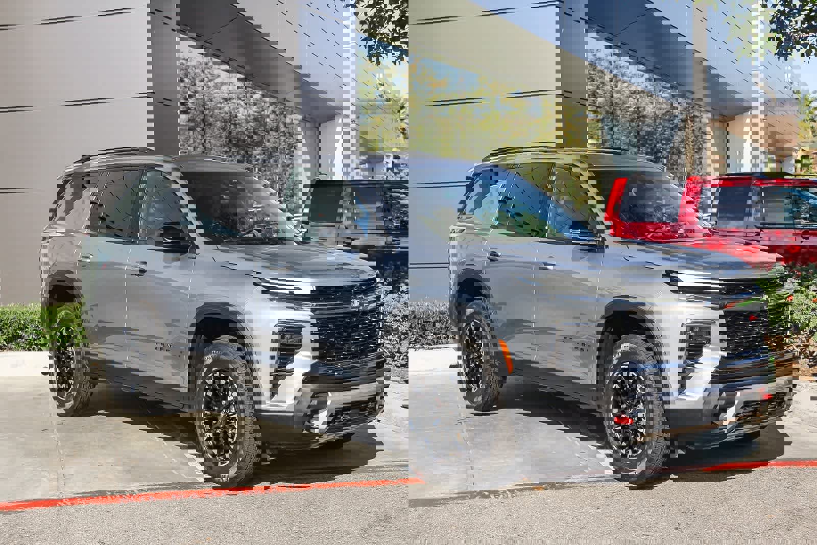 Used 2025 Chevrolet Traverse Z71 image 3