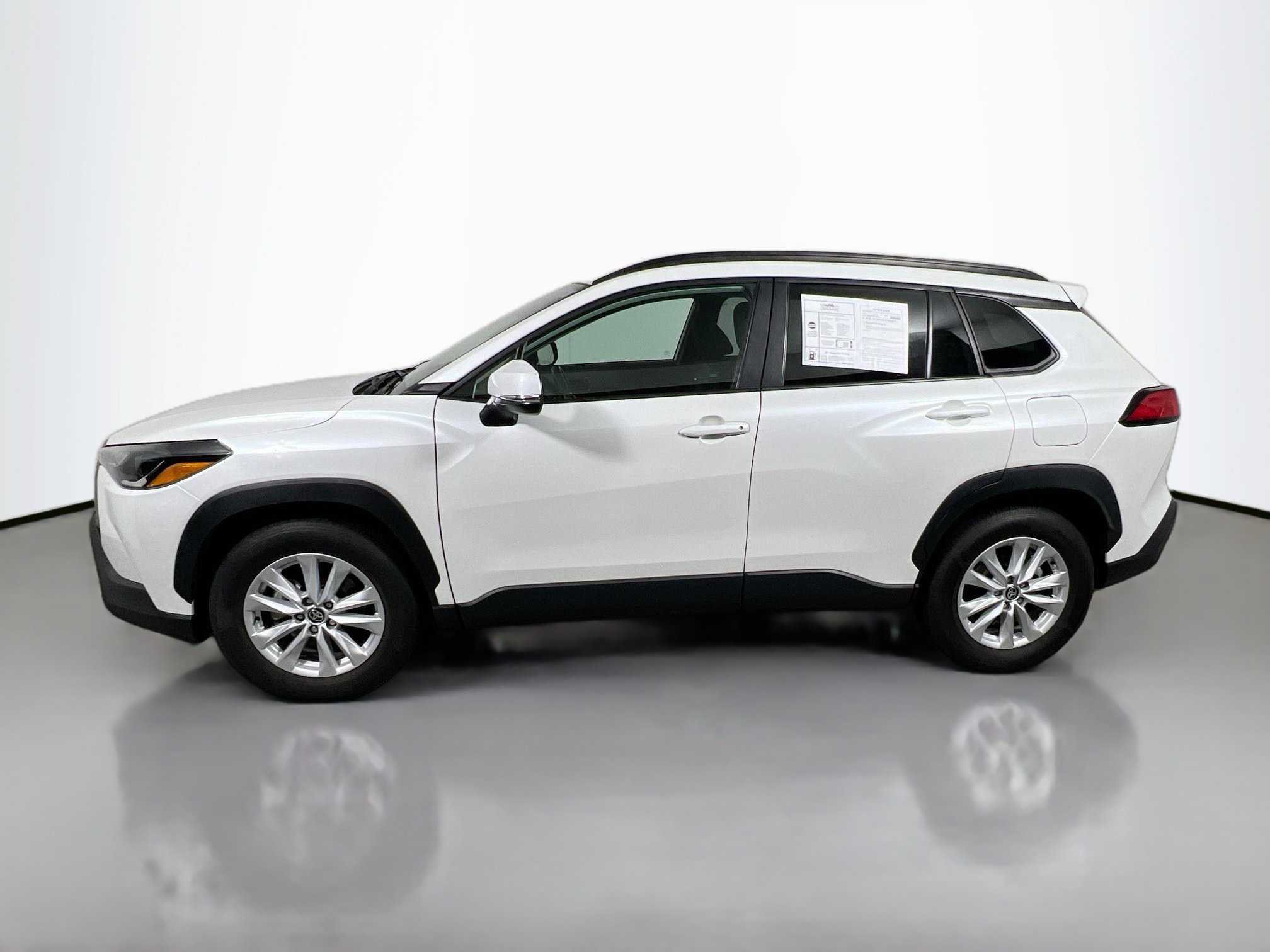 Used 2023 Toyota Corolla Cross LE AWD/4WD image 9