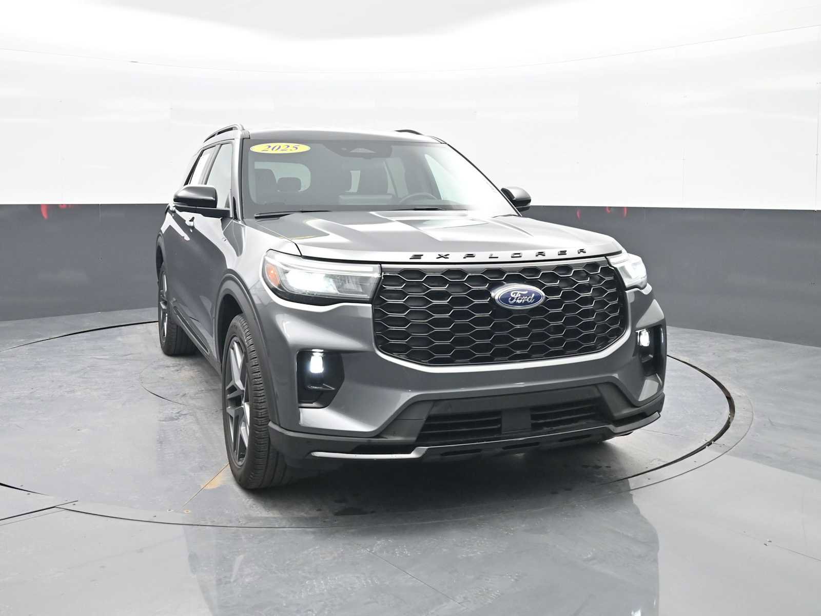 Used 2025 Ford Explorer ST-Line w/ ST-Line Street Pack image 2