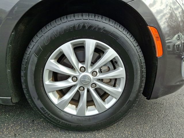 Used 2018 Chrysler Pacifica Touring-L image 8