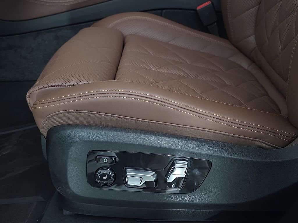 New 2026 BMW X5 xDrive50e w/ M Sport Package image 28
