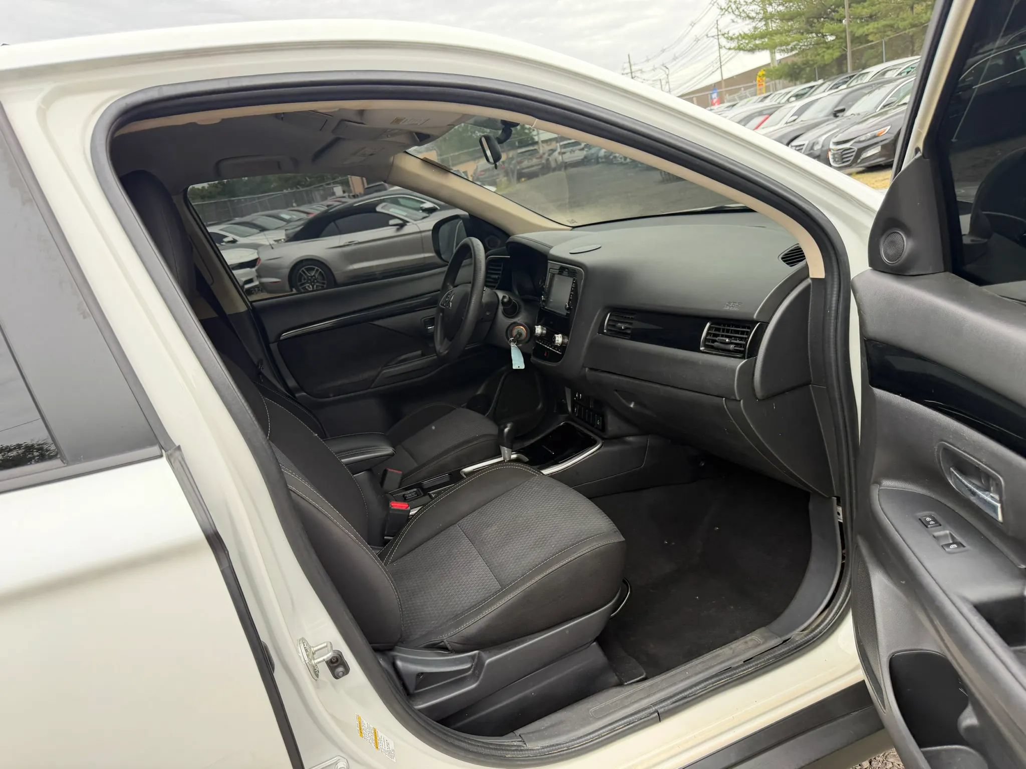 Used 2020 Mitsubishi Outlander ES FWD image 25