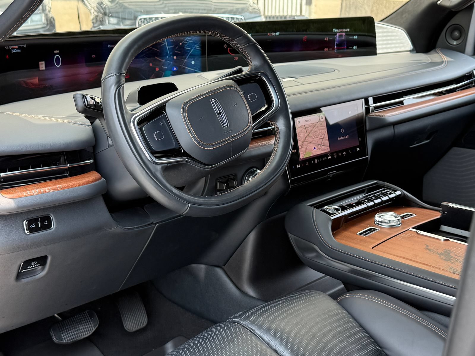 Certified 2025 Lincoln Navigator L Black Label AWD/4WD image 32