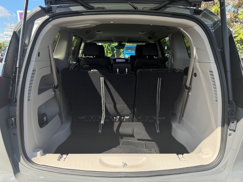 Used 2024 Chrysler Pacifica Touring-L FWD image 17