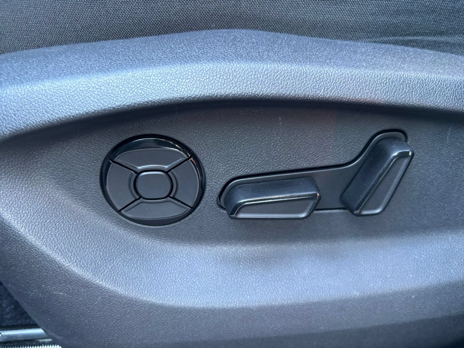 Used 2026 Volkswagen Tiguan SE AWD/4WD image 21