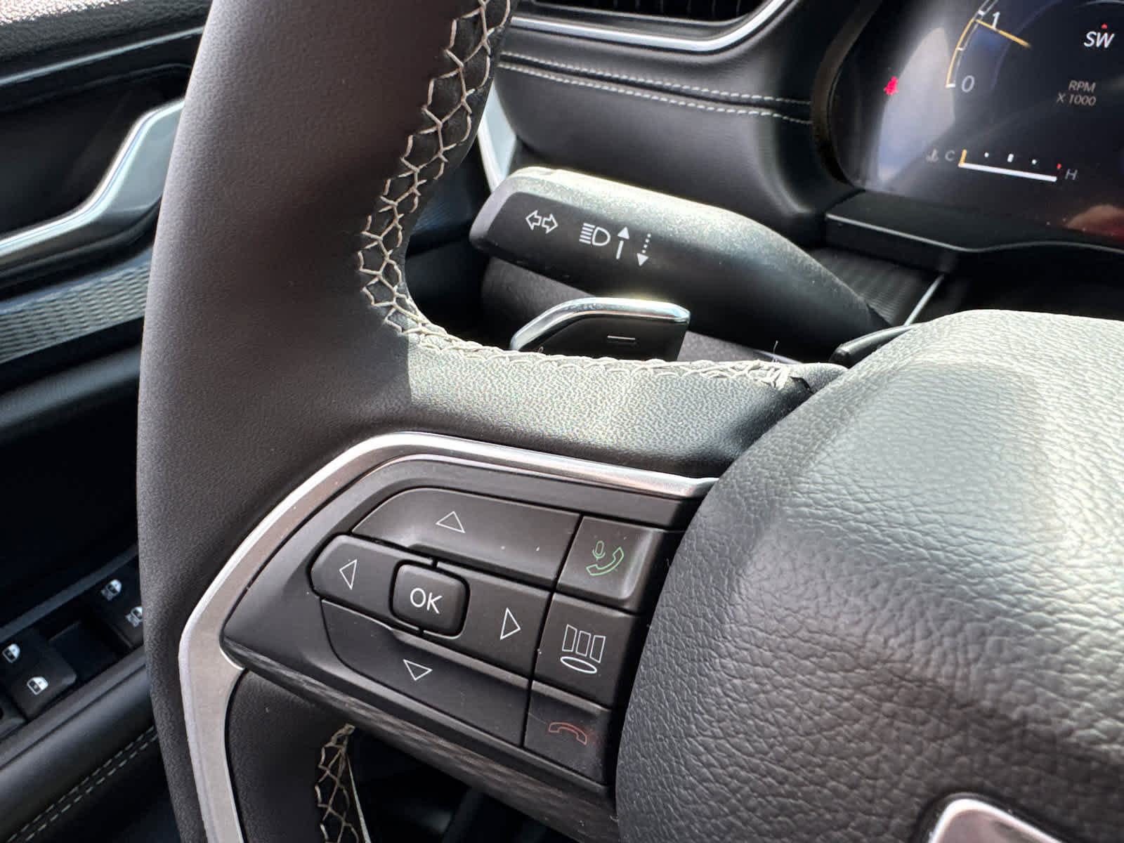 Used 2025 Jeep Grand Cherokee L Laredo w/ Luxury Tech Group I AWD/4WD image 20