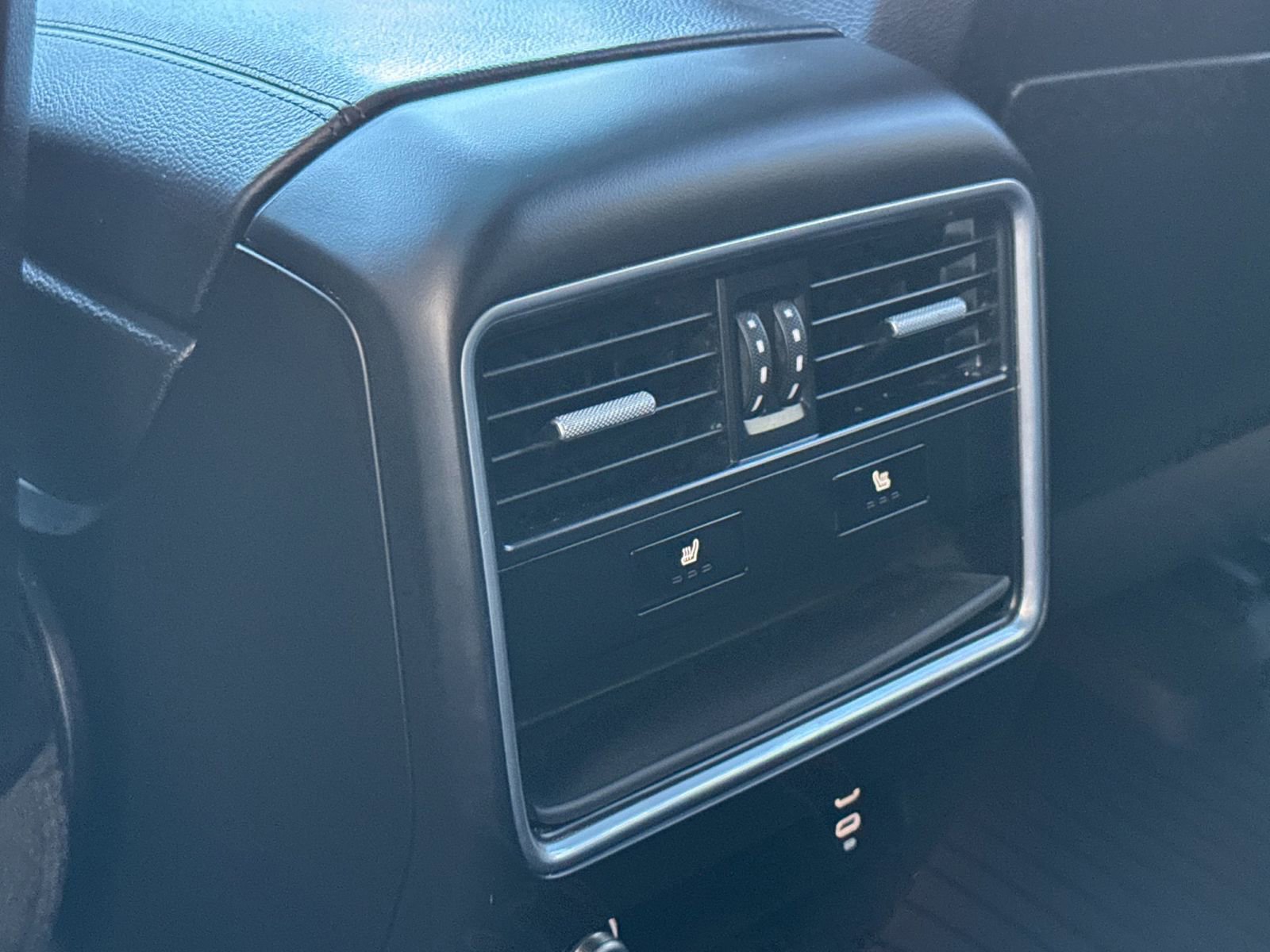 Certified 2023 Porsche Cayenne Platinum Edition image 15