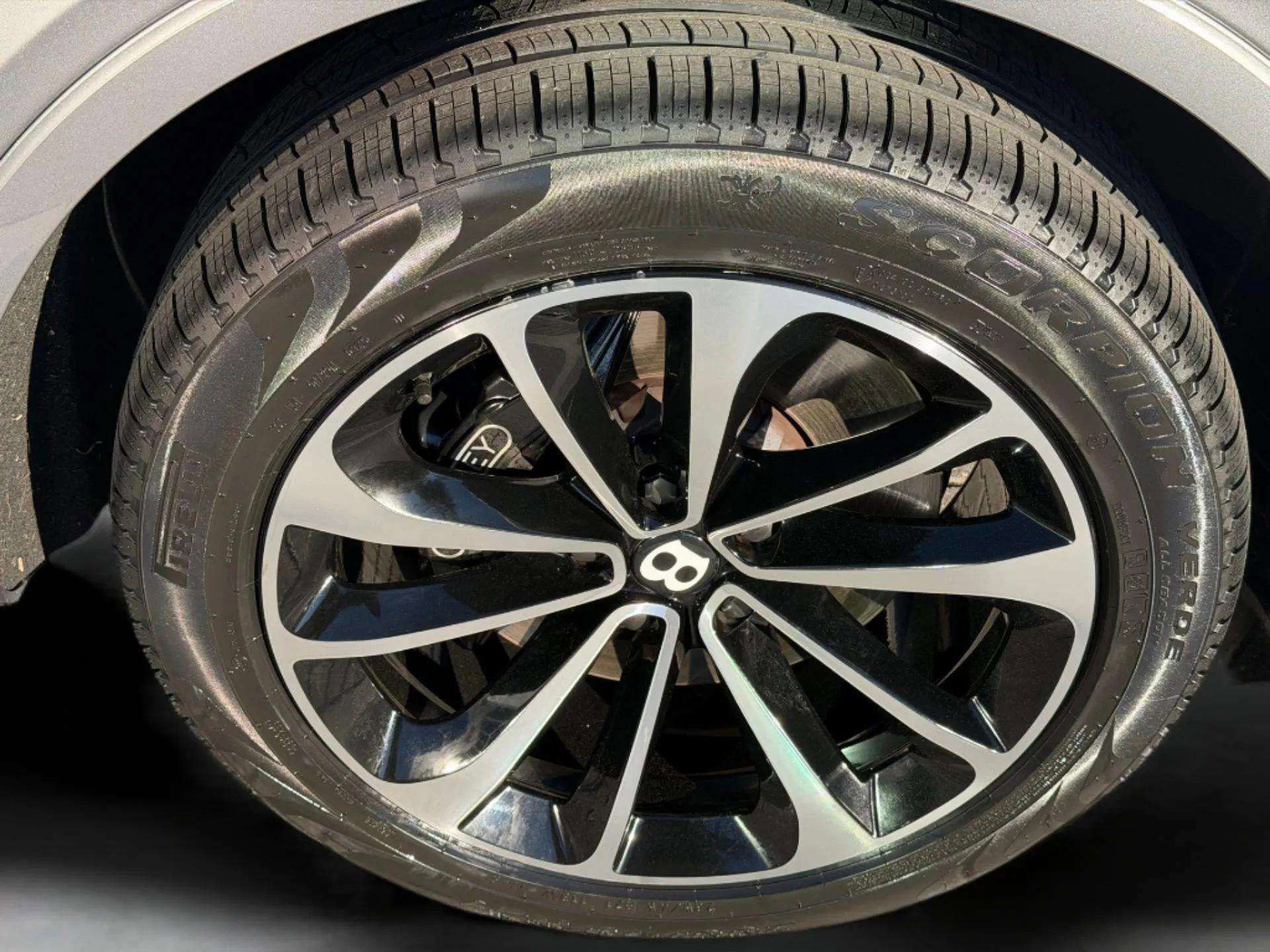 Certified 2022 Bentley Bentayga image 28