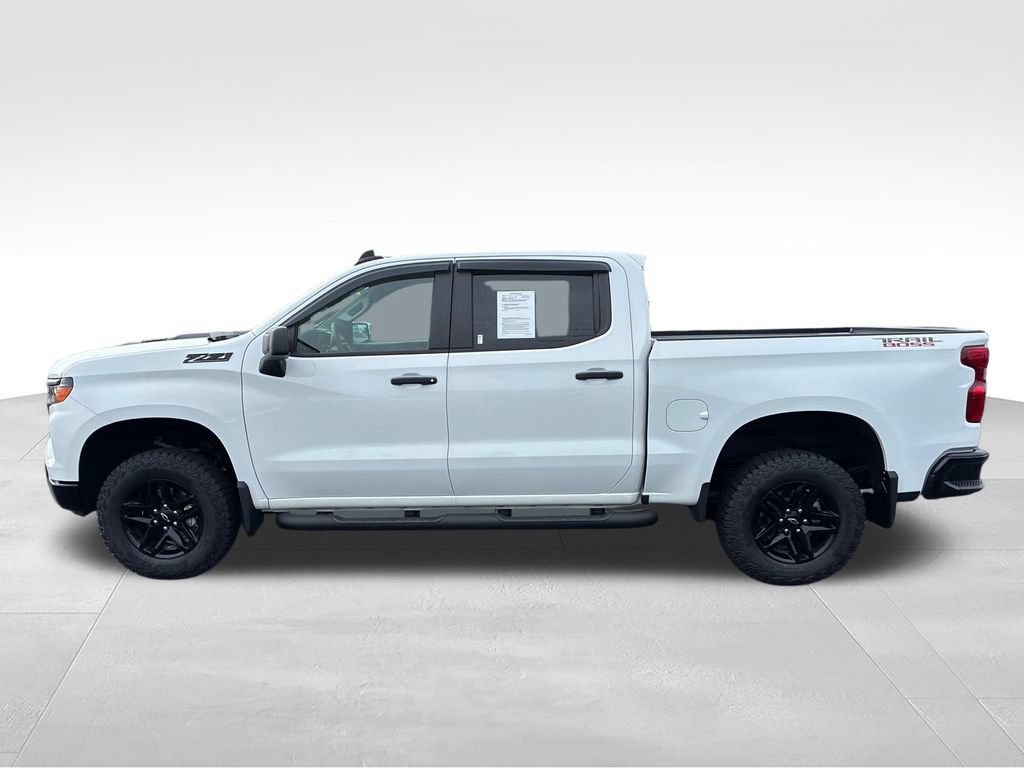 Used 2025 Chevrolet Silverado 1500 Custom Trail Boss w/ LPO, Dark Essentials Package AWD/4WD image 2