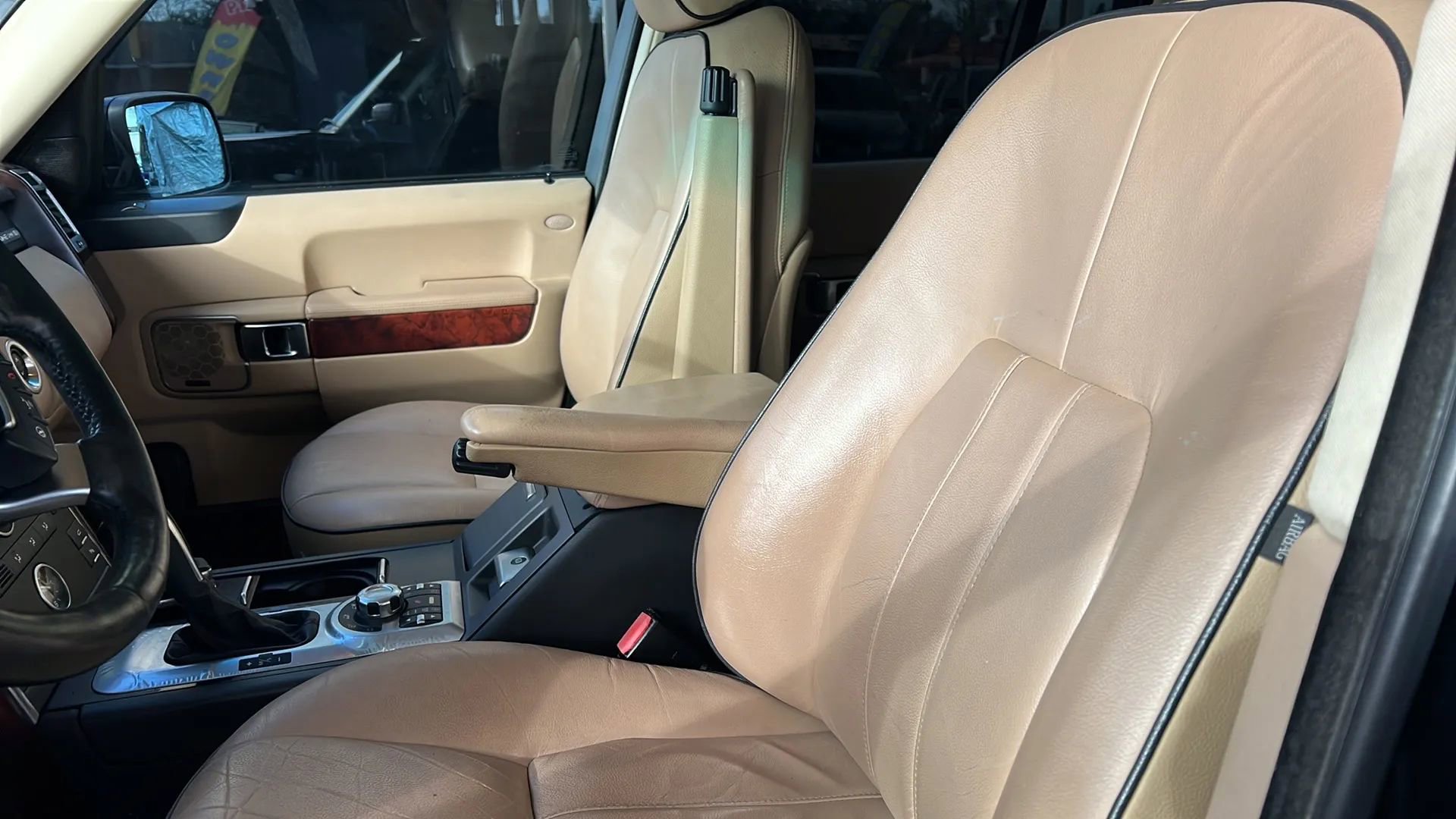 Used 2010 Land Rover Range Rover HSE image 39