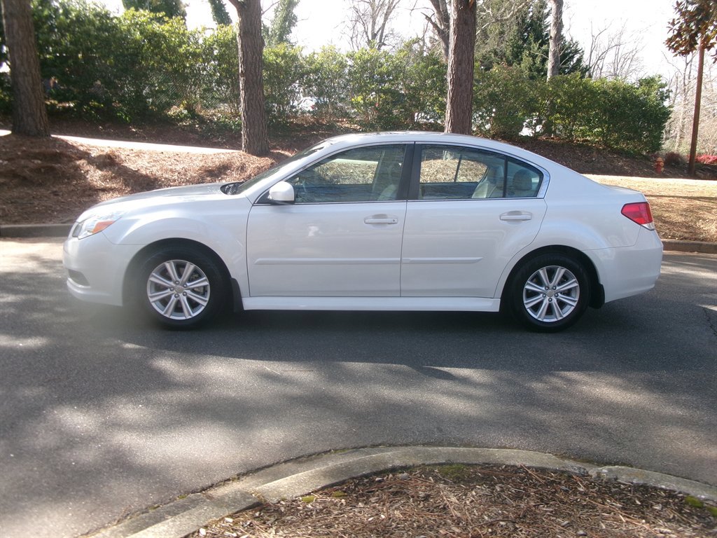 Used 2011 Subaru Legacy 2.5i Premium image 2