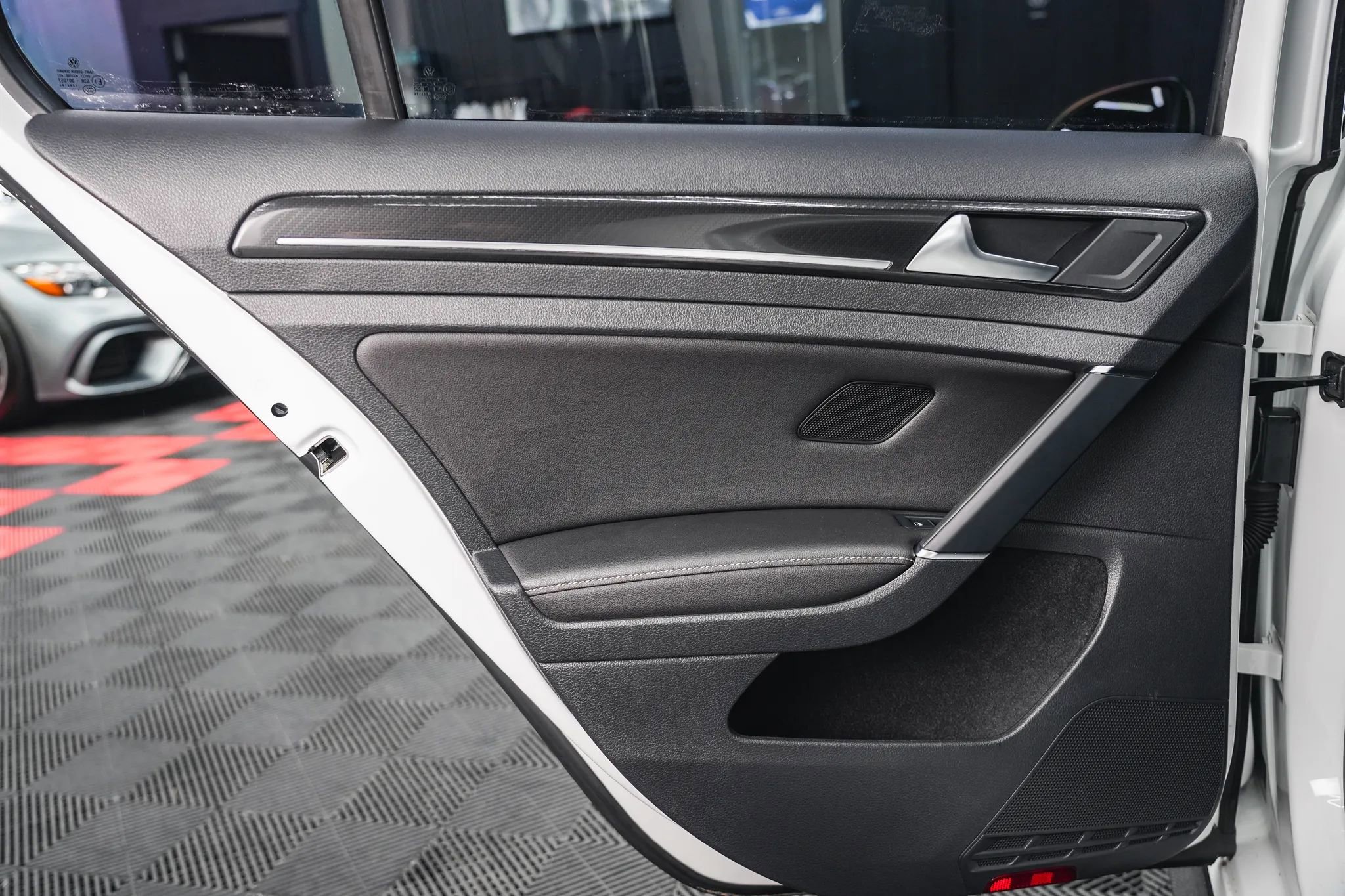 Used 2018 Volkswagen Golf R 4-Door image 42