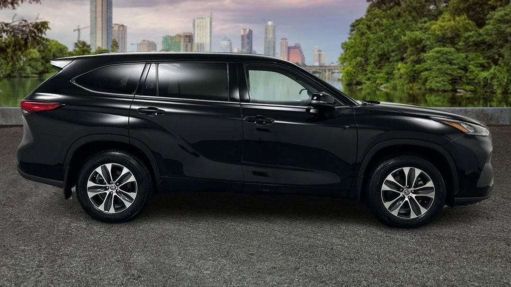 Used 2020 Toyota Highlander XLE AWD/4WD image 4