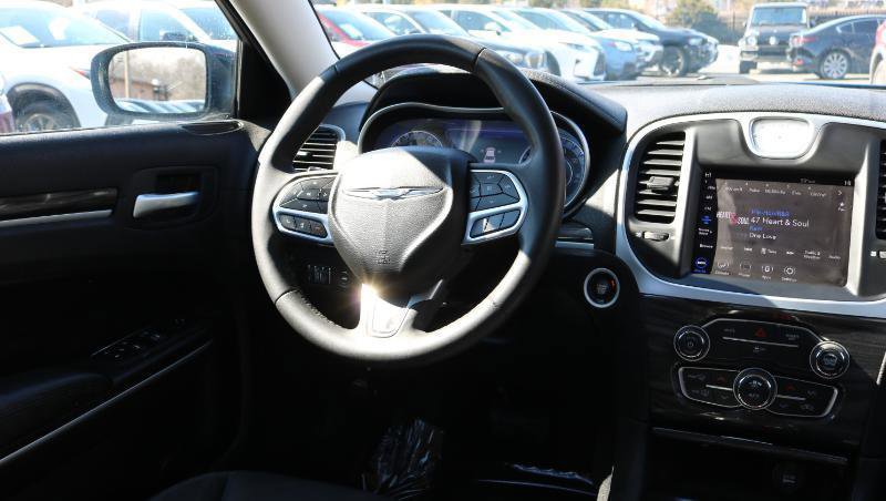 Used 2022 Chrysler 300 Touring w/ Sport Appearance Package image 20
