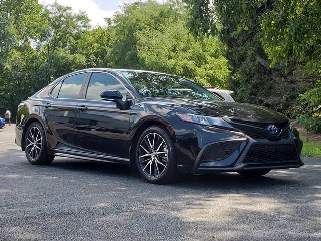 Used 2024 Toyota Camry SE w/ Cold Weather Package