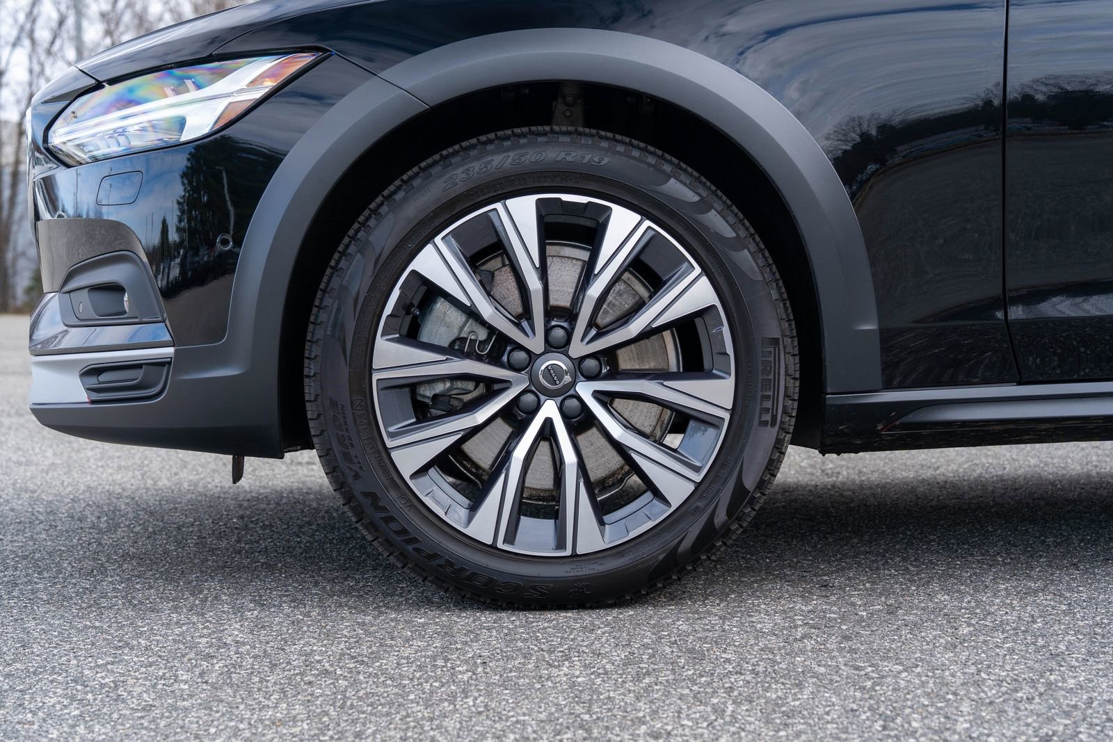 Used 2023 Volvo V90 B6 Cross Country Plus image 9