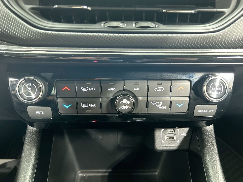 Used 2024 Jeep Compass Latitude w/ Convenience Group image 16