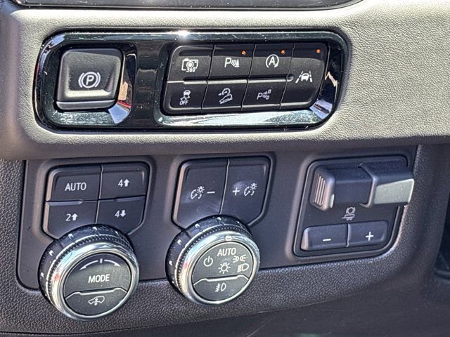 Used 2025 GMC Yukon AT4 Ultimate w/ LPO, Floor Liner Package AWD/4WD image 33