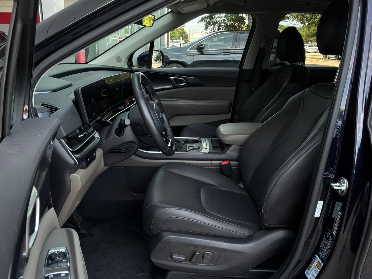 Used 2026 Kia Carnival FWD image 10