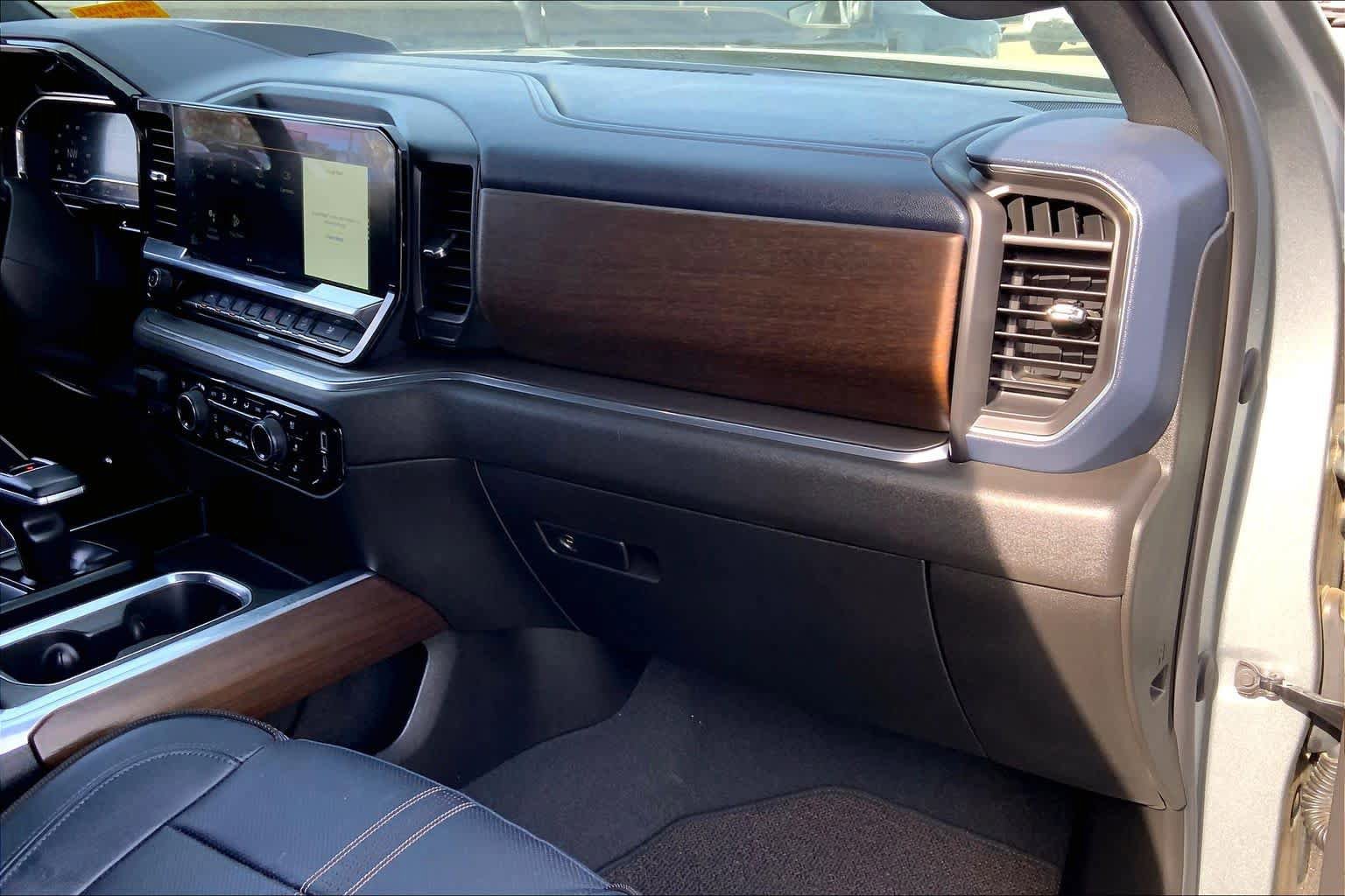 Used 2023 Chevrolet Silverado 1500 High Country w/ Technology Package AWD/4WD image 17