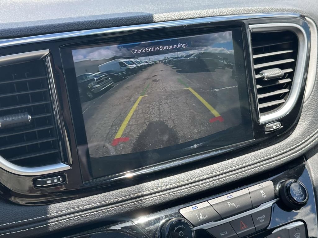 Used 2023 Chrysler Pacifica Limited w/ Uconnect Theater Family Group FWD image 27