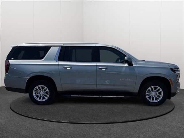Used 2025 Chevrolet Suburban LT AWD/4WD image 5