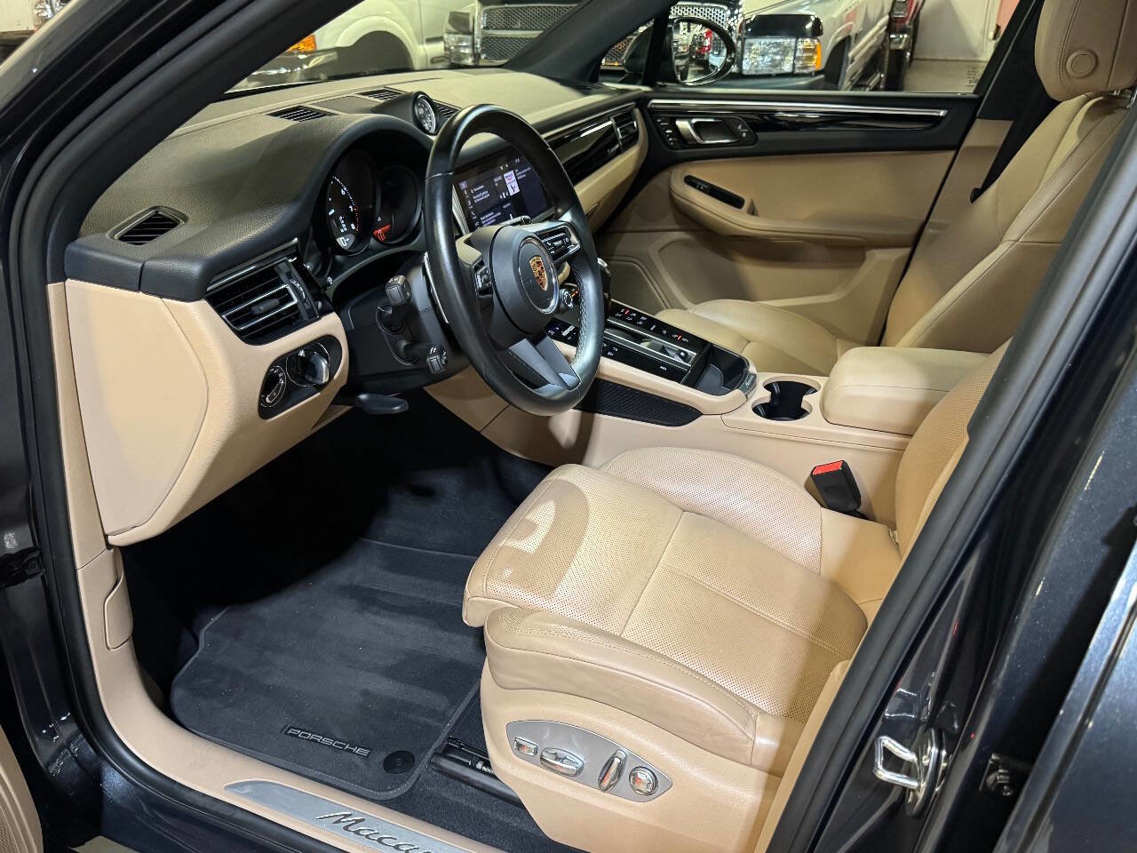 Used 2024 Porsche Macan w/ Premium Plus Package image 8