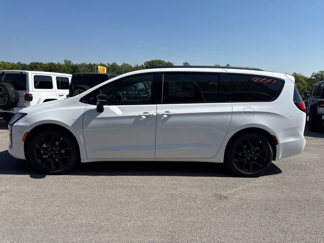 New 2027 Chrysler Pacifica Limited w/ Family Tech Group FWD image 7